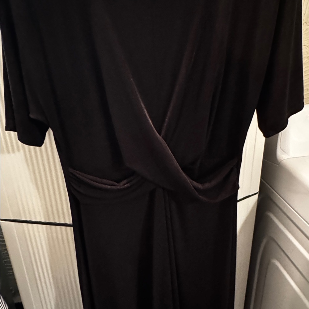 Lilian Black Short Sleeve Dress. 90% Polyester/Poliester
10% Spandex/